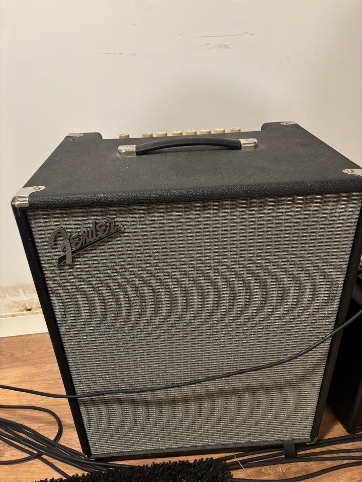 Fender Rumble 200 Amplificador para Bajo de segunda mano · Foto 3 de 3 · Barcelona · 400 €