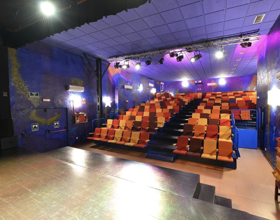Equipamiento audiovisual para teatro eventos espacios polivaletes. Seminuevo con muy poco uso. de segunda mano · Madrid · 13500 €
