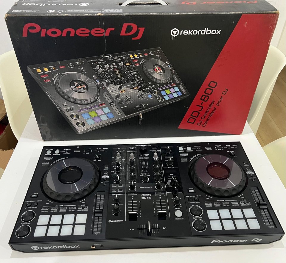 Controladora Pioneer DDJ-800 de segunda mano · Foto 1 de 4 · Barcelona · 750 €