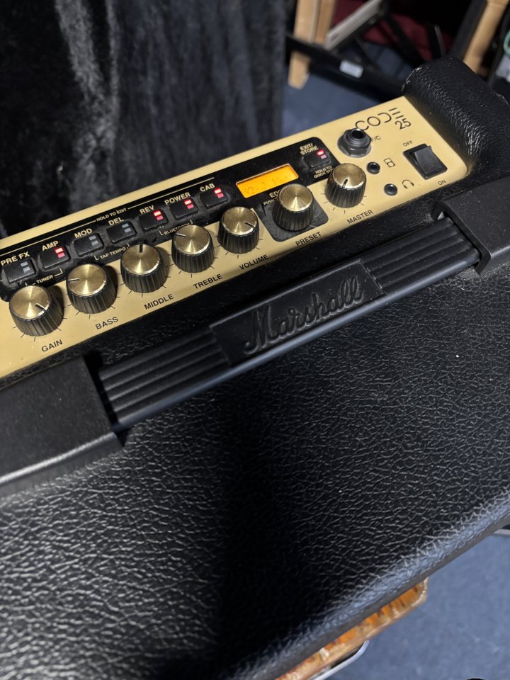 Amplificador Marshall Code 25 de segunda mano · Foto 2 de 2 · Barcelona · 120 €