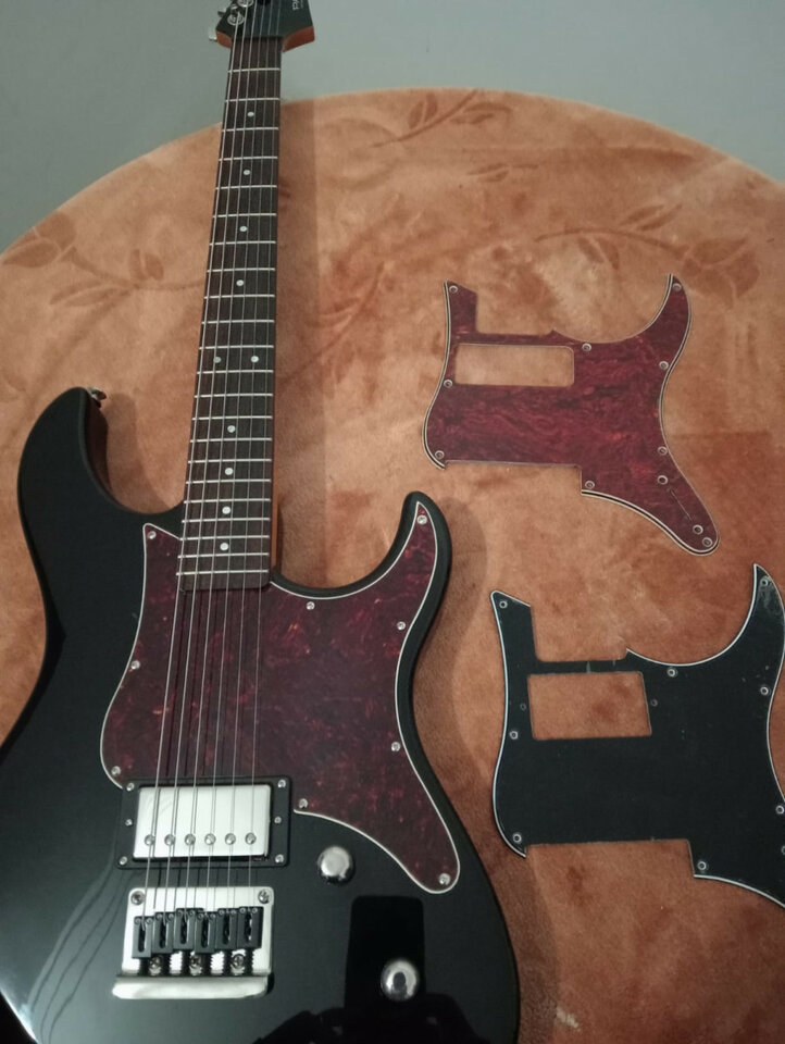 Yamaha pacífica 611 hardtail + 2 pickguards