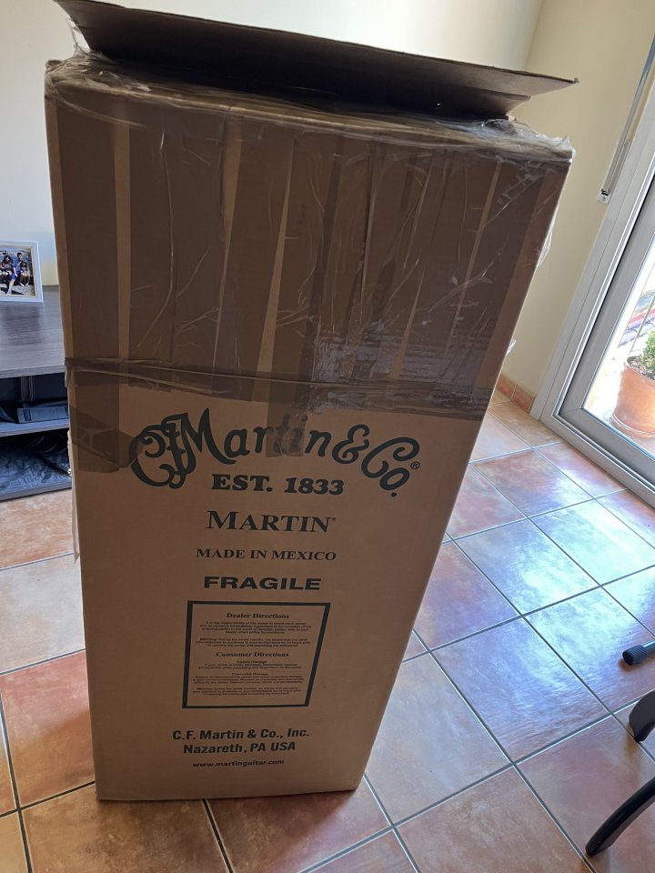 Caja de cartón para guitarra de segunda mano · Barcelona