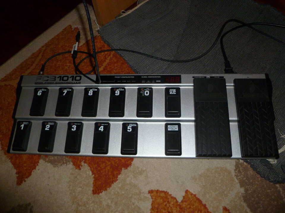 Controlador midi Behringer FCB1010