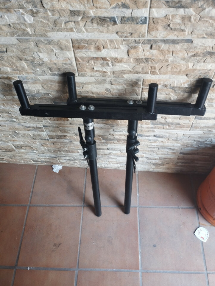 Soporte trípode altavoces