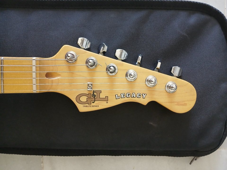 G&L Tribute Stratocaster con funda Fender Deluxe