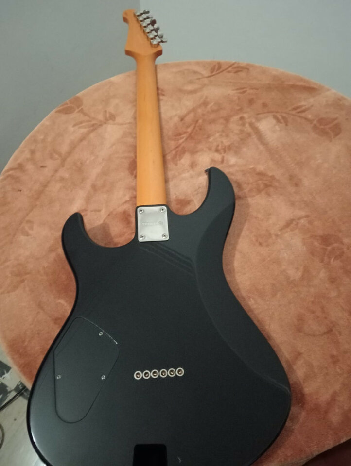 Yamaha pacífica 611 hardtail + 2 pickguards