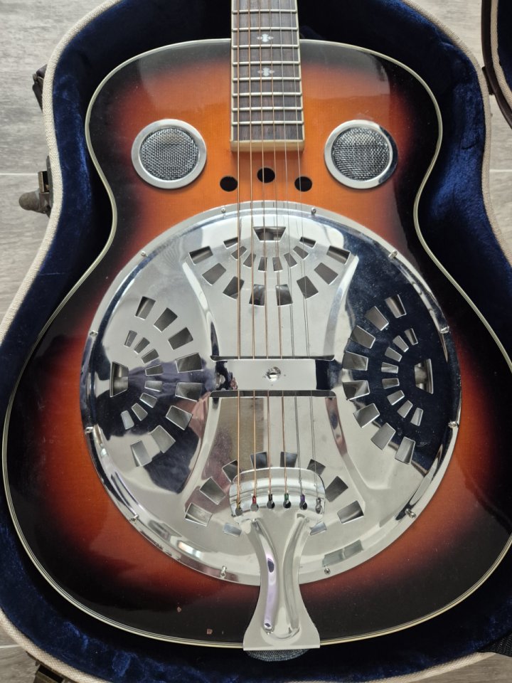 Resonadora gear4music con estuche Gator