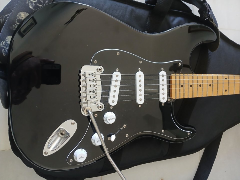 G&L Tribute Stratocaster con funda Fender Deluxe