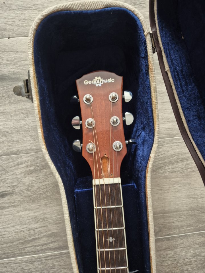 Resonadora gear4music con estuche Gator