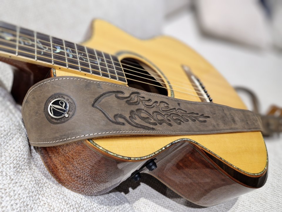 Correa guitarra cuero vaca y ante marrón con gravado
