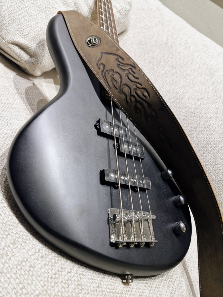 Correa guitarra cuero vaca y ante marrón con gravado