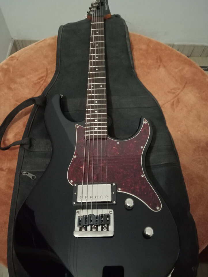 Yamaha pacífica 611 hardtail + 2 pickguards