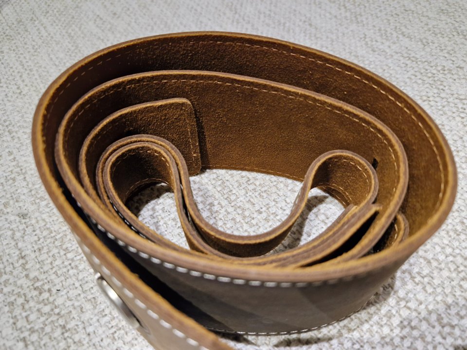 Correa guitarra cuero vaca y ante marrón con gravado