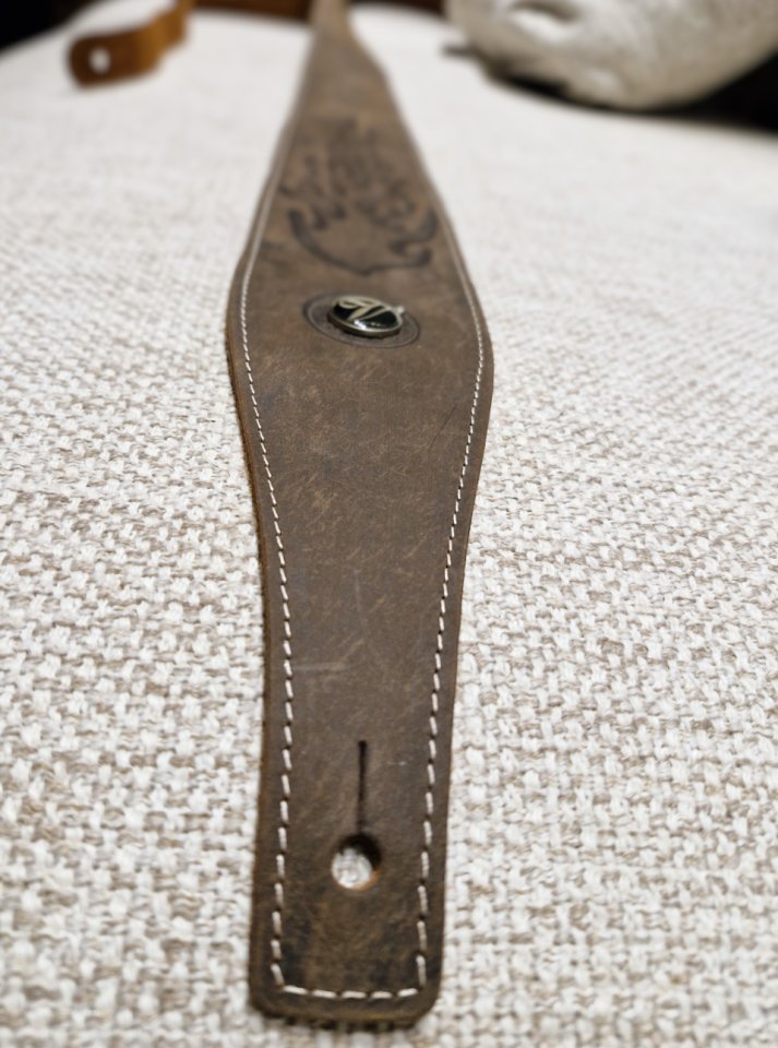 Correa guitarra cuero vaca y ante marrón con gravado