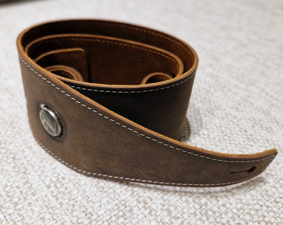 Correa guitarra cuero vaca y ante marrón con gravado