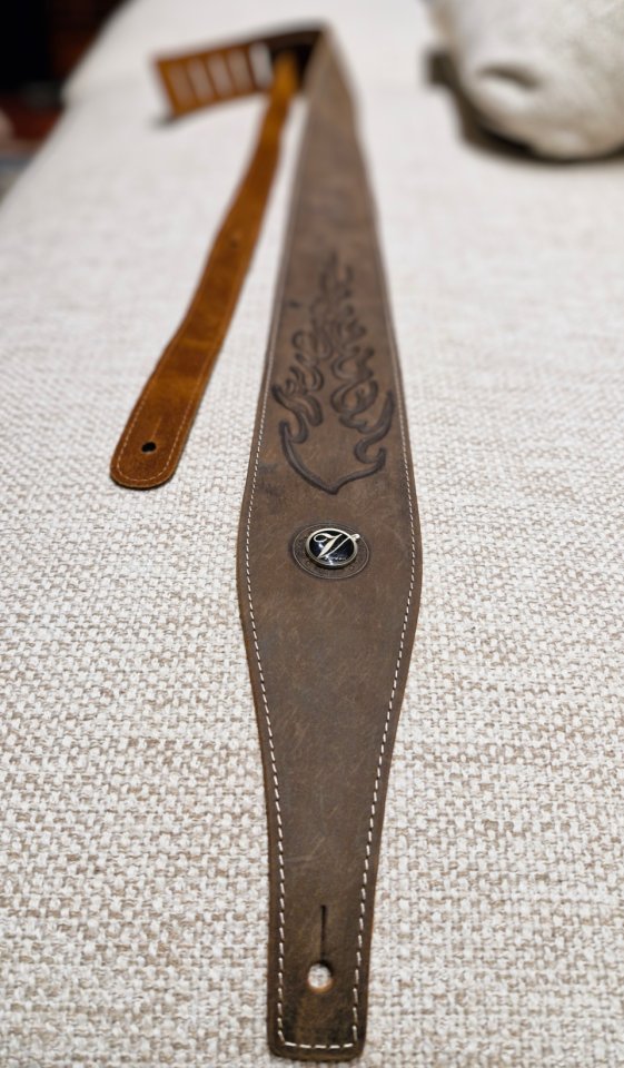Correa guitarra cuero vaca y ante marrón con gravado