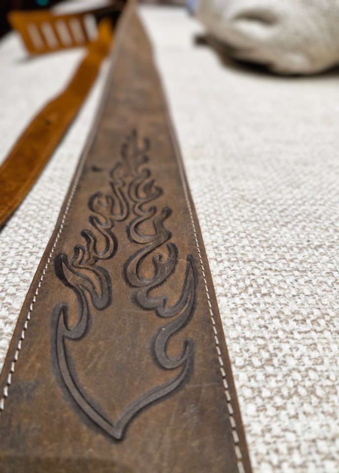 Correa guitarra cuero vaca y ante marrón con gravado