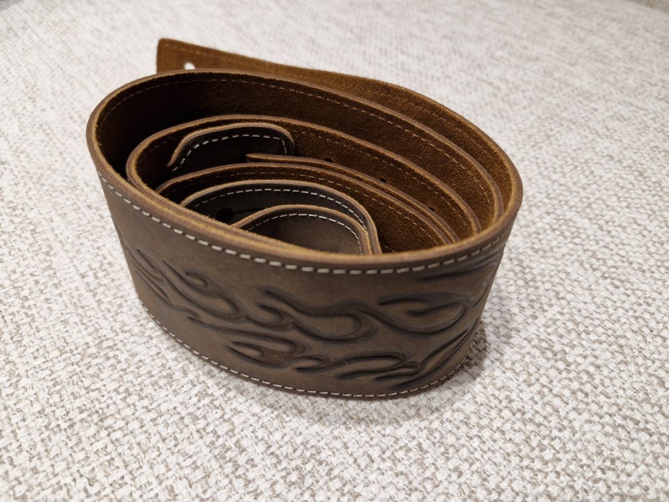 Correa guitarra cuero vaca y ante marrón con gravado
