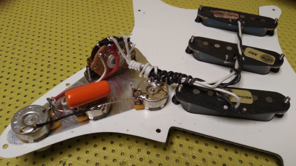 Guitarra tipo strattocaster