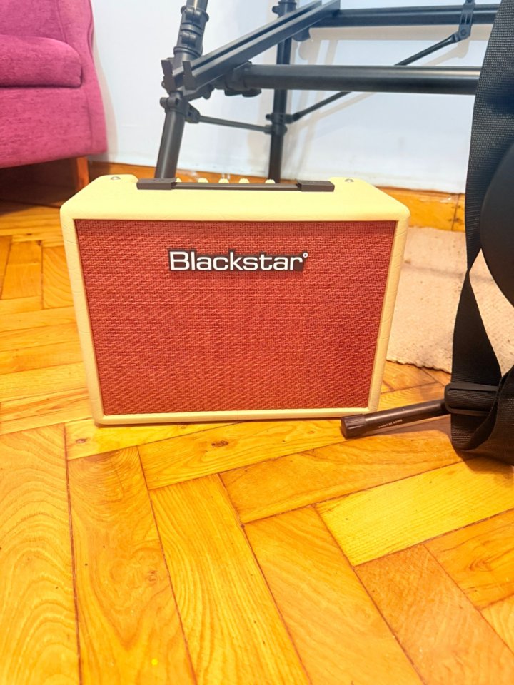 Guitarra Cort + Amplifícador Blackstar 15E
