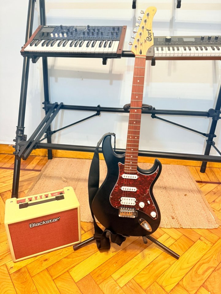 Guitarra Cort + Amplifícador Blackstar 15E