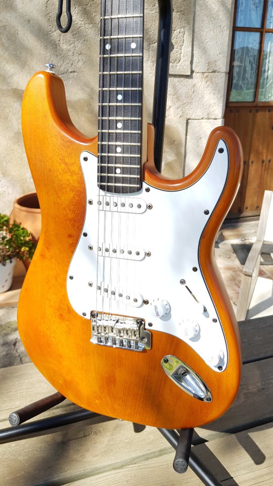 Guitarra tipo strattocaster