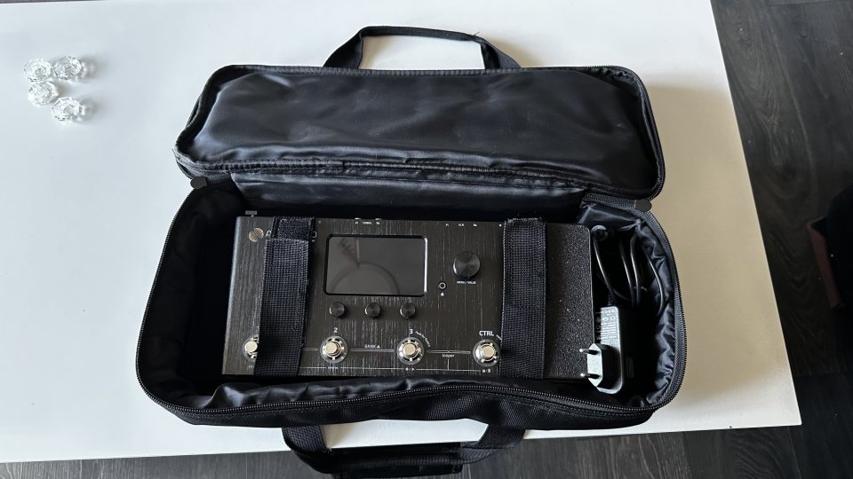 Pedalera Hotone Ampero con pedaltrain y bolsa de transporte de segunda mano · Foto 6 de 8 · Burgos · 200 €