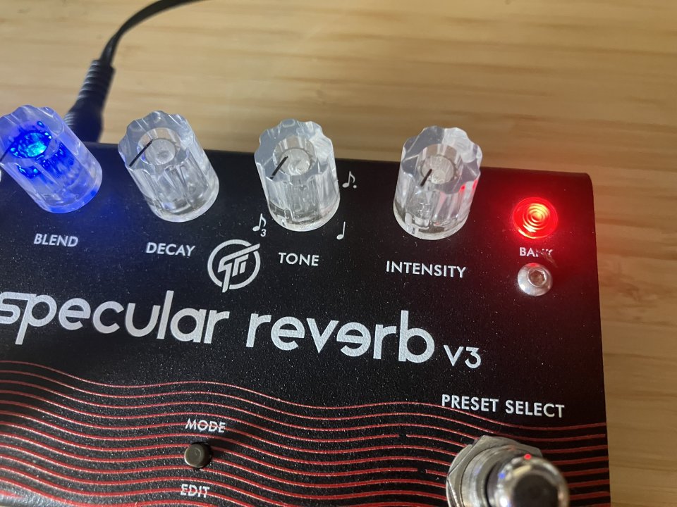 Pedal GFI Specular Reverb v3 en perfecto estado de segunda mano · Foto 4 de 9 · Madrid · 240 €