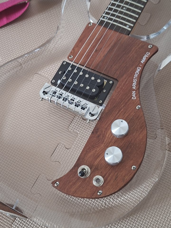 replica-Ampeg Dan Armstrong de segunda mano · Foto 1 de 7 · A Coruña · 1200 €