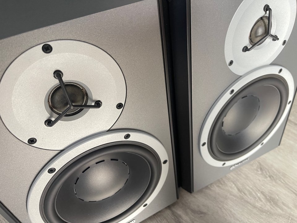 Monitores Dynaudio DBM50