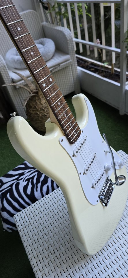Squier Fender Stratocaster de segunda mano · Foto 1 de 8 · Madrid · 130 €