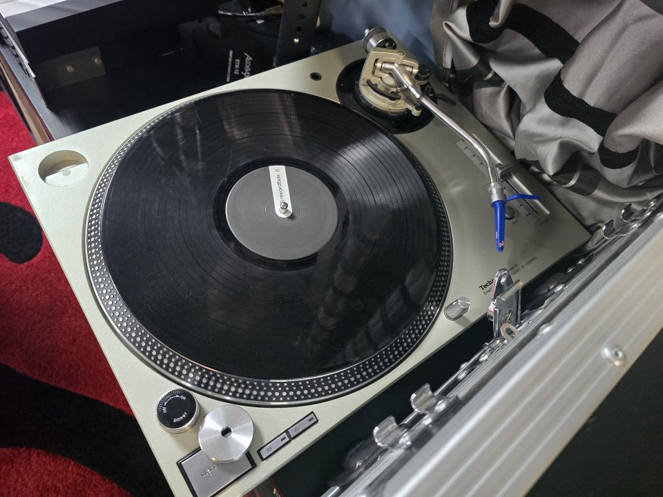vendo platos technics 1210 mk5 de segunda mano · Foto 2 de 4 · Madrid · 1400 €