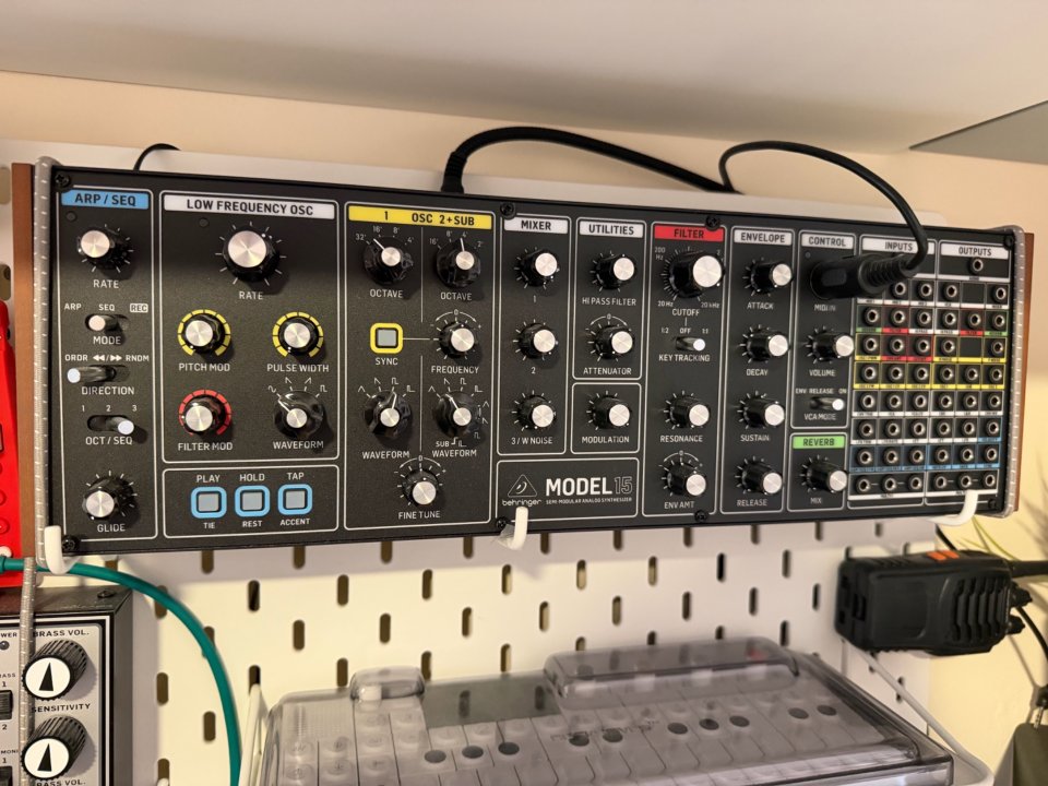 Behringer Model 15 de segunda mano · Madrid · 150 €