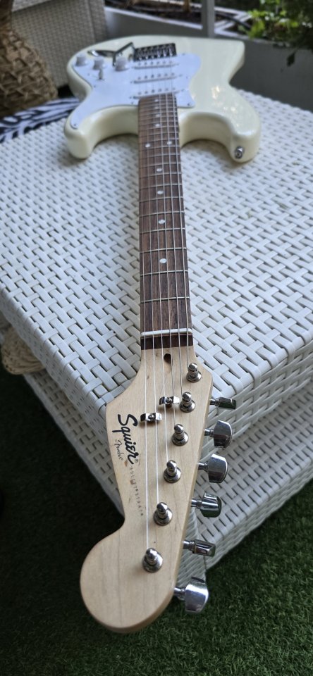 Squier Fender Stratocaster de segunda mano · Foto 5 de 8 · Madrid · 130 €