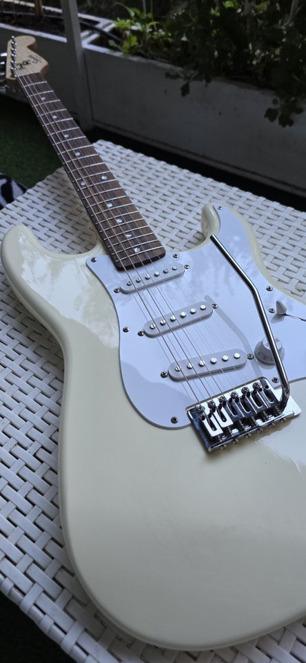 Squier Fender Stratocaster de segunda mano · Foto 6 de 8 · Madrid · 130 €