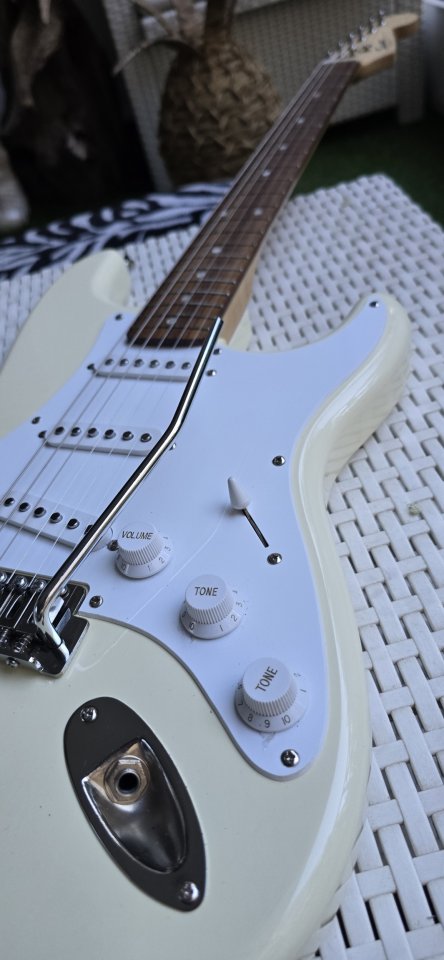 Squier Fender Stratocaster de segunda mano · Foto 7 de 8 · Madrid · 130 €