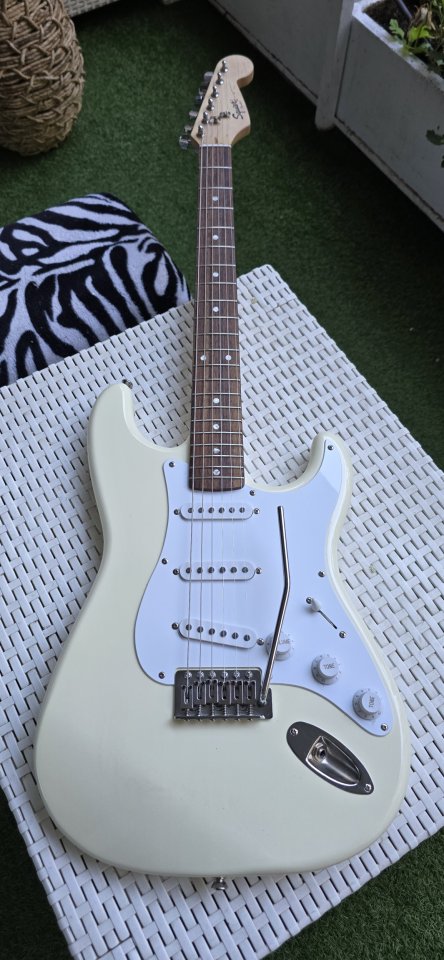 Squier Fender Stratocaster de segunda mano · Foto 8 de 8 · Madrid · 130 €