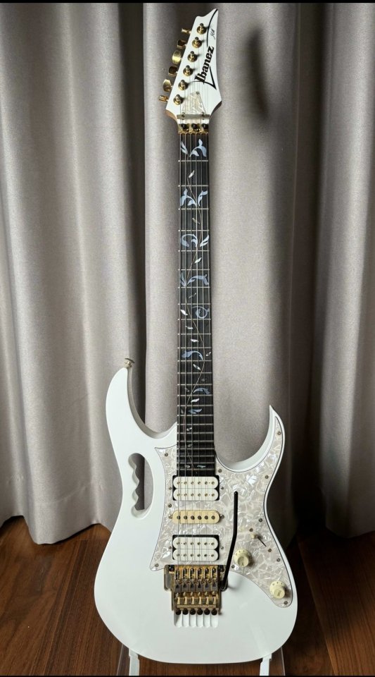 Compro Ibanez Jem 7V White diapasón ébano. Del 93 al 2003