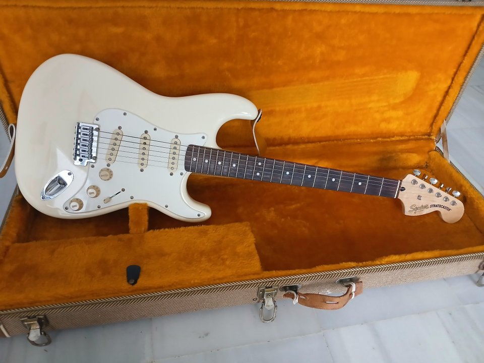 Fender Squier stratocaster con set completo Fender Tex mex y clavijeros Schaller 70