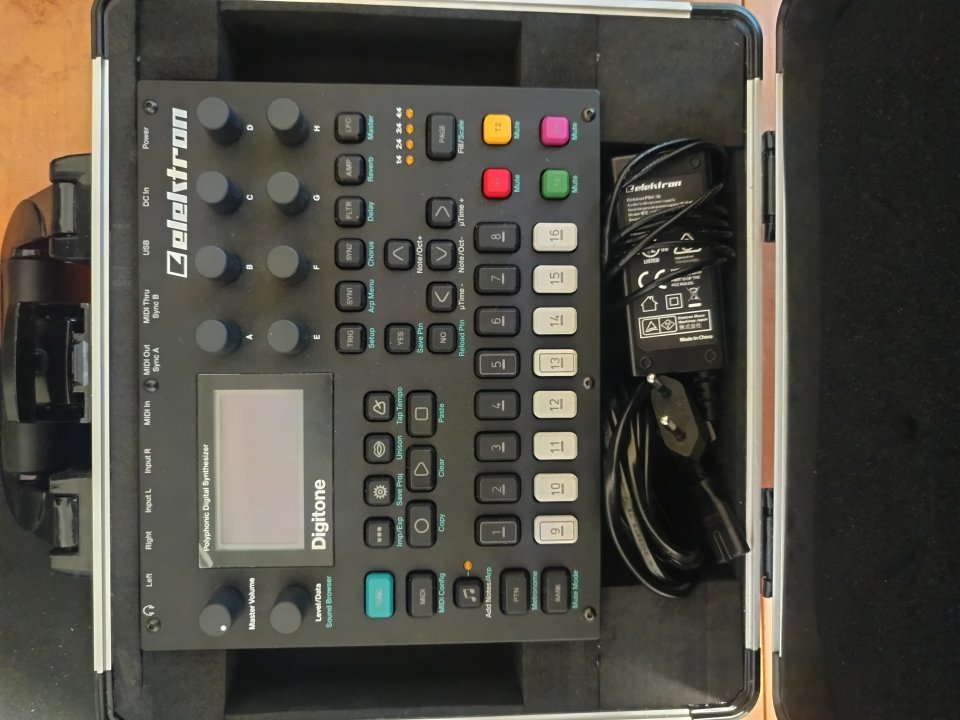 Elektron Digitone I + thomann case de segunda mano · Foto 1 de 3 · Bizkaia · 480 €