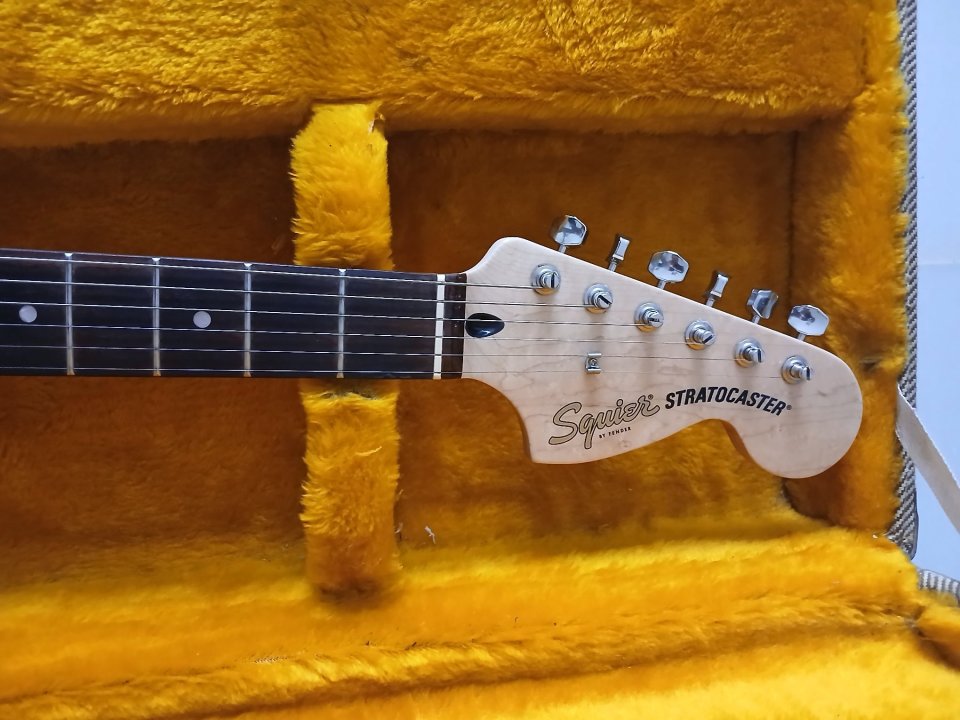 Fender Squier stratocaster con set completo Fender Tex mex y clavijeros Schaller 70