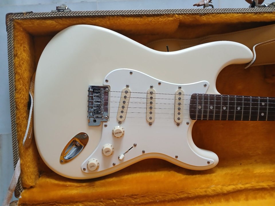 Fender Squier stratocaster con set completo Fender Tex mex y clavijeros Schaller 70
