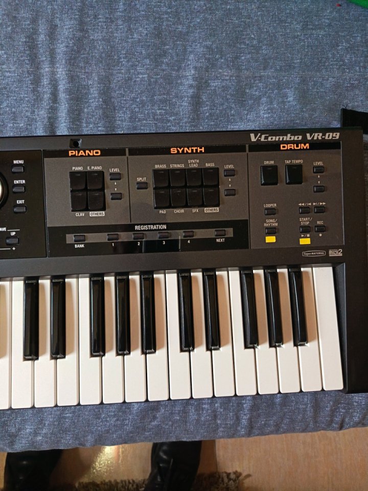 Roland VR09
