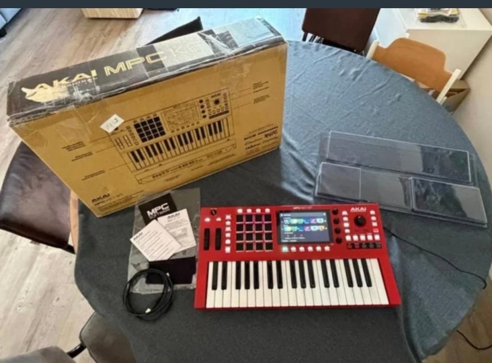 Akai mpc 37 de segunda mano · Foto 3 de 5 · Pontevedra · 550 €