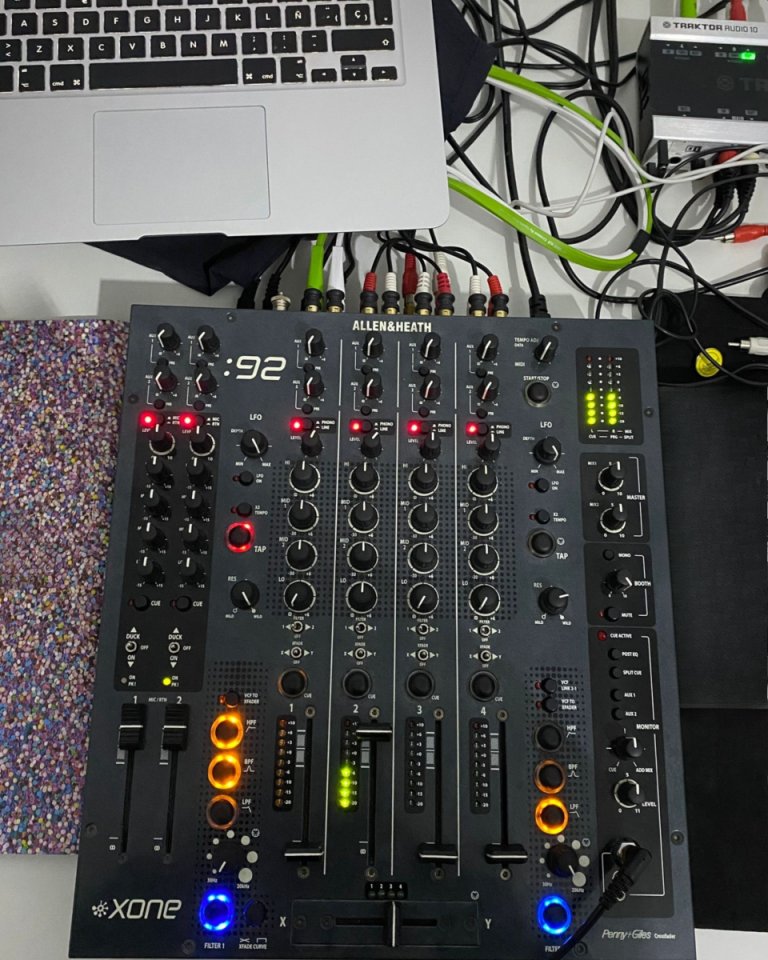 Allen & Heath Xone:92 + Traktor Audio 10 | Estado impecable de segunda mano · Foto 3 de 3 · Badajoz · 1490 €