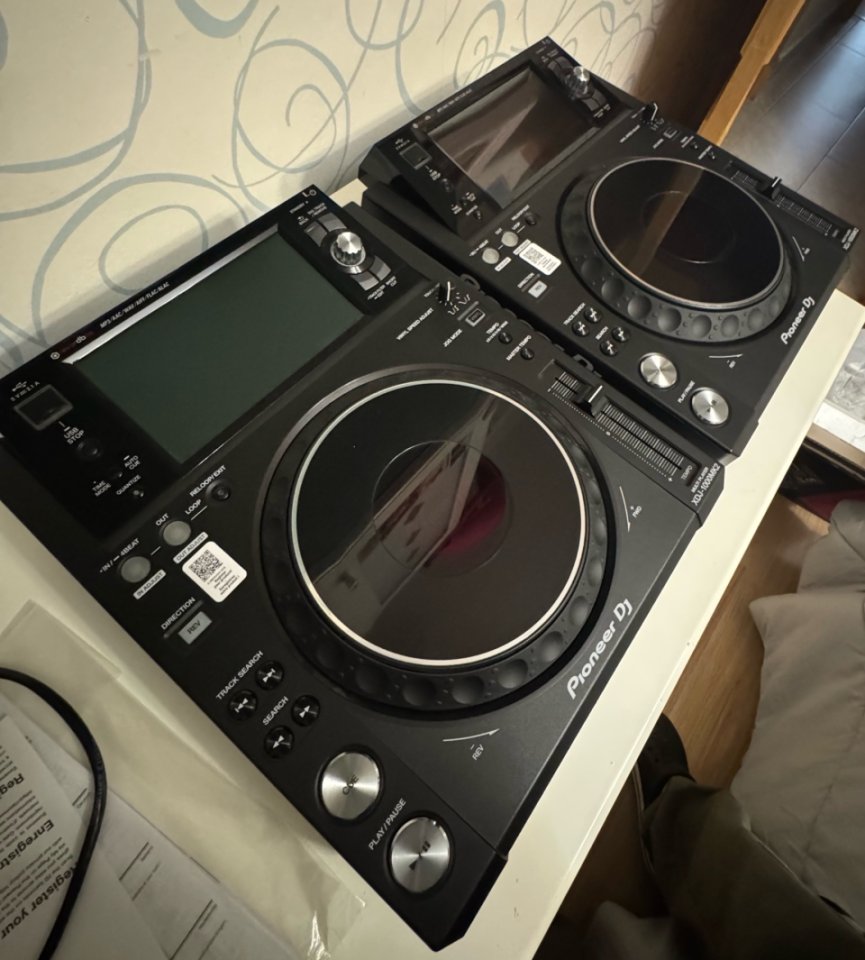 Pioneer XDJ 1000 mk2 de segunda mano · Foto 3 de 4 · Madrid · 2180 €
