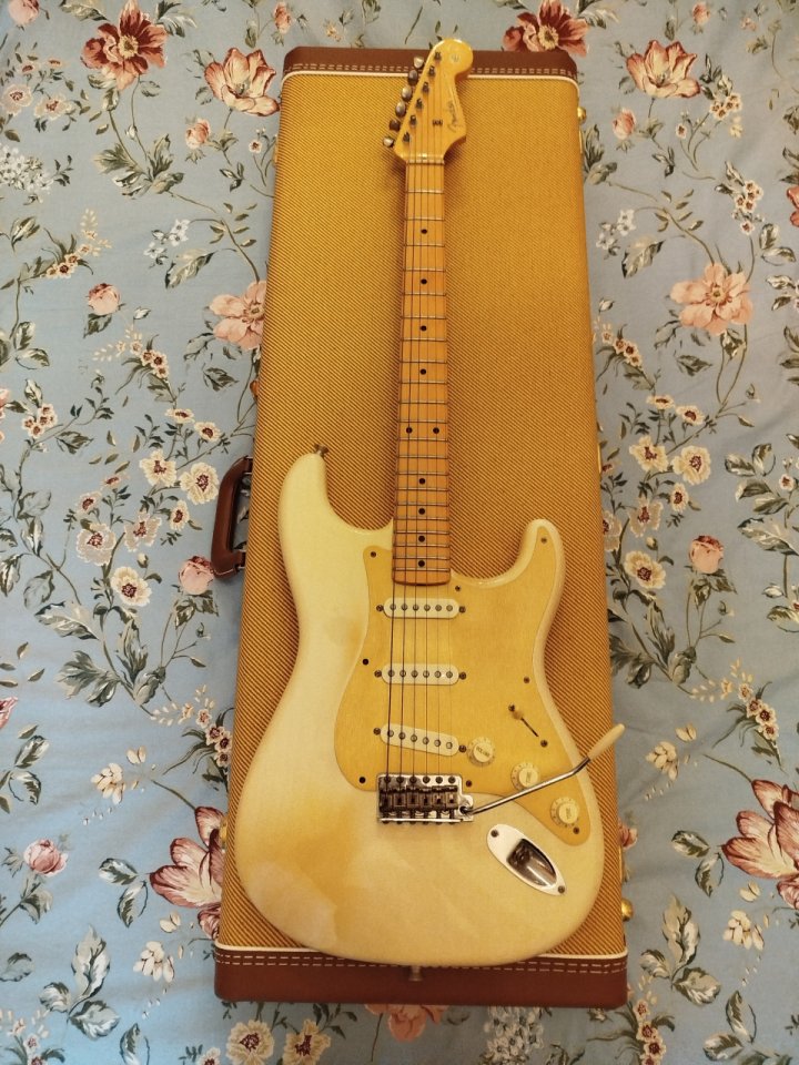 Stratocaster Fender American Vintage Reissue de 2008 mejorada de segunda mano · Foto 2 de 7 · Valencia · 1900 €