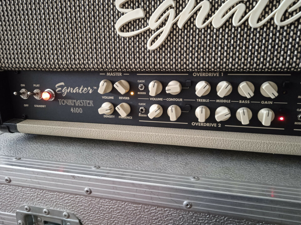 Egnater Tourmaster 4100 con flightcase personalizado