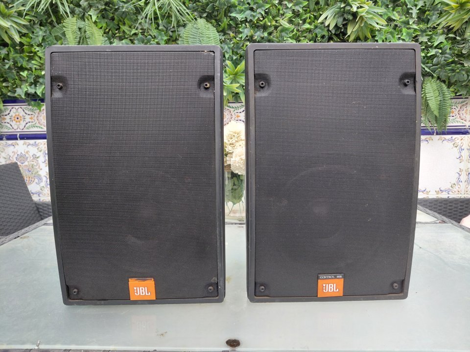Pareja monitores jbl control 8SRA 175W de segunda mano · Foto 1 de 10 · Córdoba · 150 €