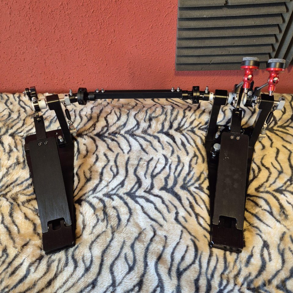 Doble pedal bombo tracción directa tipo Trick de segunda mano · Foto 1 de 9 · Cantabria · 200 €